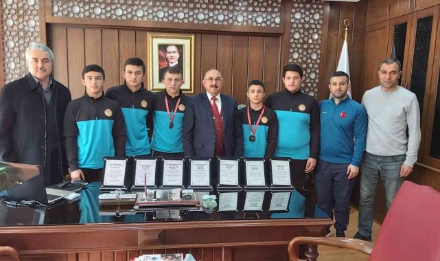 Şampiyon güreşçiler, milli eğitim müdürünü ziyaret etti