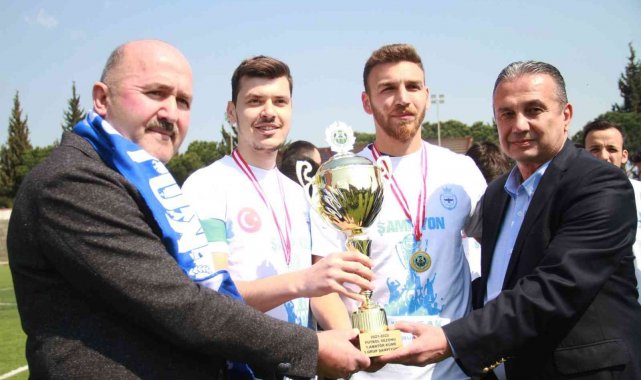 Şampiyon Kuyucakspor'a kupasını Başkan Ertürk verdi