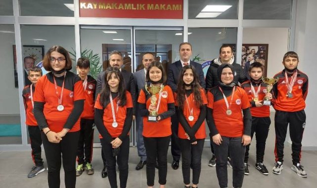 Şampiyon öğrenciler başarılarını Kaymakam ile paylaştı