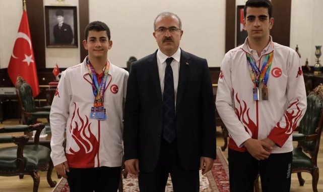 Şampiyon sporcular Vali Toraman ile bir araya geldi