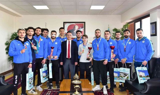 Şampiyon sporculardan, Rektör Prof. Dr. İlter Kuş'a ziyaret