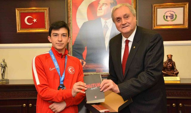 Şampiyon Taekwondocu Alper Tuncay&#039;ı ödüllendirdi