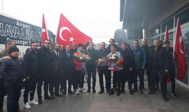 Şampiyonlar, Kayseri'de çiçeklerle karşılandı