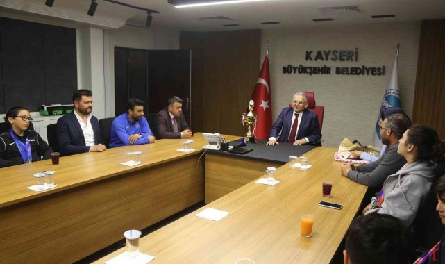 Şampiyonlardan Başkan Büyükkılıç'a ziyaret