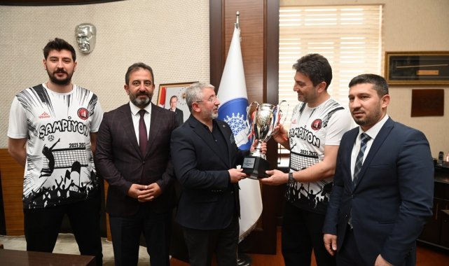 Şampiyonluk kupası Başkan Aşgın&#039;da