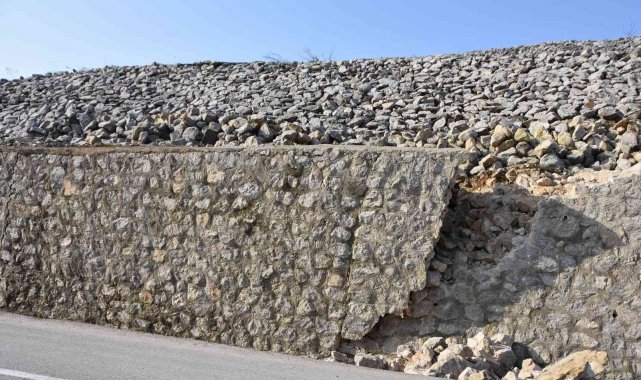 Samsun-Sinop karayolunda istinat duvarı yıkıldı