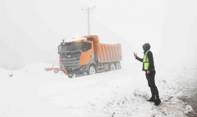 Samsun&#039;da karla mücadele: 109 mahalleden 70&#039;i açıldı