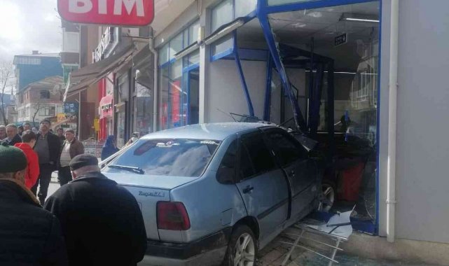 Samsun'da otomobil markete girdi: 2 yaralı