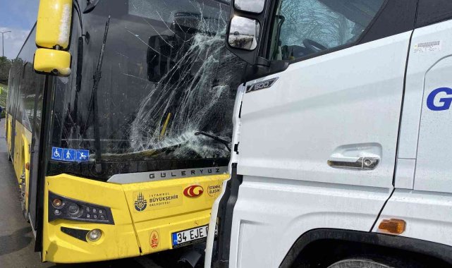 Sancaktepe&#039;de tır ile İETT otobüsü kafa kafaya çarpıştı: 1 yaralı