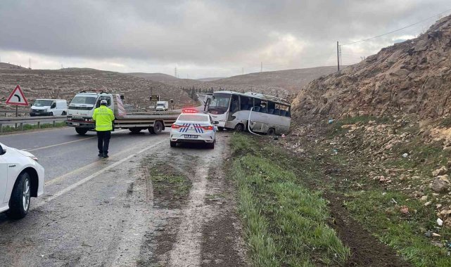 Şanlıurfa'da işçi servisi devrildi: 15 yaralı