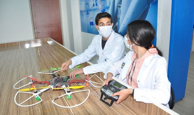 Şanlıurfa'da öğrenciler atık malzemelerden dron yaptı