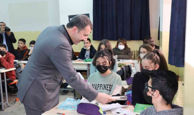 Şanlıurfa&#039;da öğrencilere Çanakkale kitabı hediye edildi