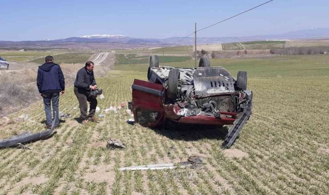 Şarampole devrilen hafif ticari araçta 1'i ağır 3 kişi yaralandı