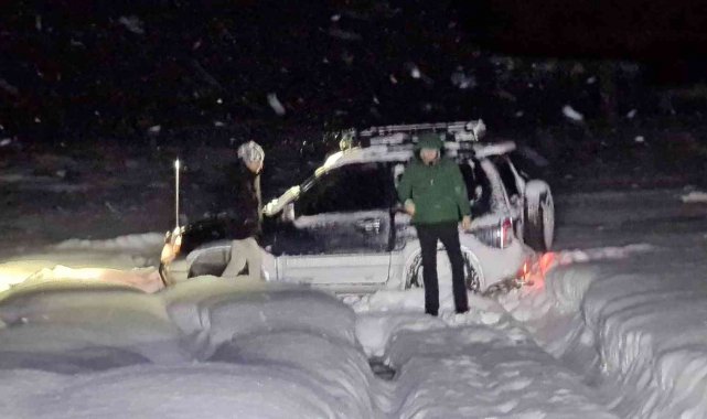 Sarıçiçek dağında mahsur kalan 2 genci KARDOFF ekibi kurtardı