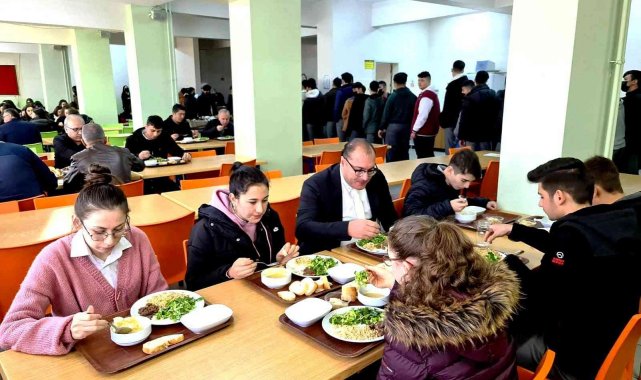 Sarıgöl Kaymakamı öğrencilerle birlikte yemek yedi