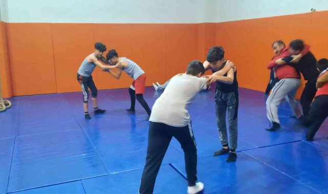 Sarıgöl'de güreş kursu açıldı