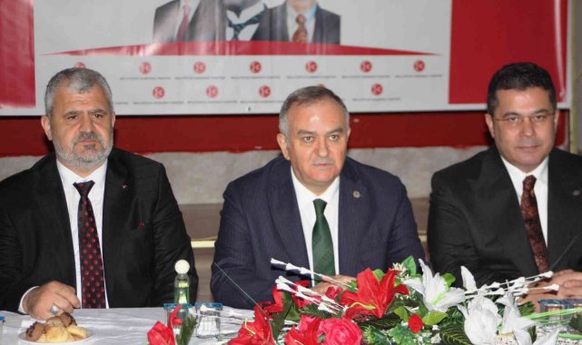 Sarıgöl'de MHP'ye katılan 50 üyeye rozet takıldı