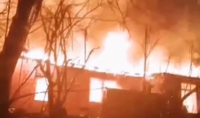 Sarıyer'de tek katlı gecekondu alev alev yandı