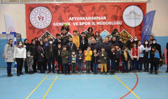 Satranç turnuvasında dereceye girenler ödüllendirildi