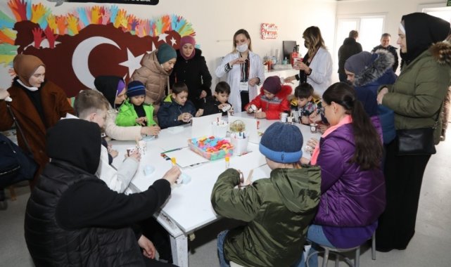 Savaşın göçe zorladığı çocuklar hayallerini resme döktü