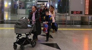 Savaştan kaçan kadınlar ve çocuklar İzmir'e geldi