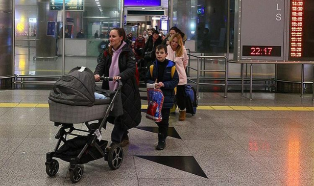 Savaştan kaçan kadınlar ve çocuklar İzmir&#039;e geldi
