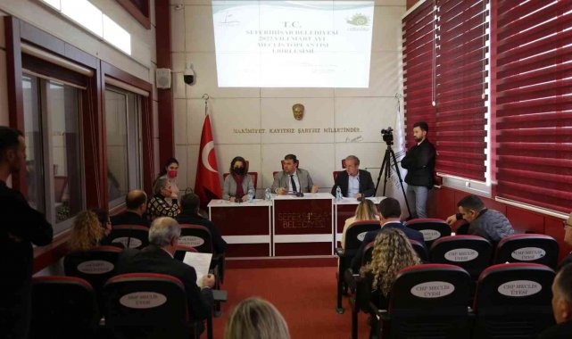 Seferihisar Belediye Meclisinde vatandaşlardan sessiz Akarca protestosu