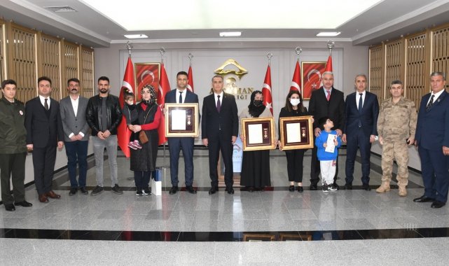 Şehit aileleri ve gazilere devlet övünç madalyası