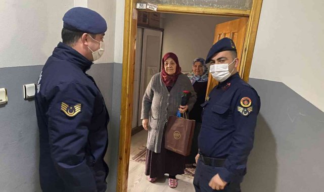 Şehit anneleri ve kadın çalışanlara karanfilli kutlama