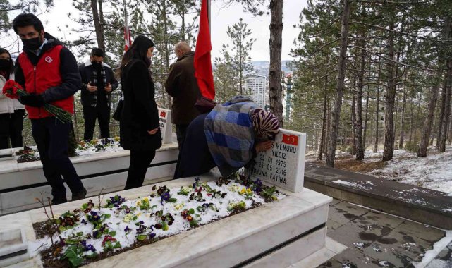 Şehit annesi, mezar taşındaki oğlunun fotoğrafını öpüp sevdi