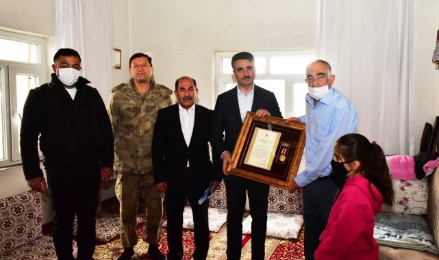 Şehit babasına evinde Devlet Övünç Madalyası ve Beratı