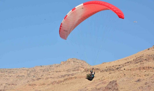 Şehit Kaymakam Safitürk anısına yamaç paraşütü yapıldı