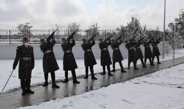 Şehitler, Erzincan'da kar yağışı altında anıldı