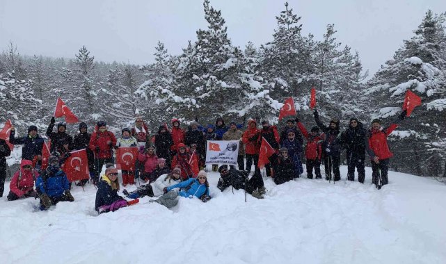 Şehitleri anmak için 1 metre karda yürüdüler