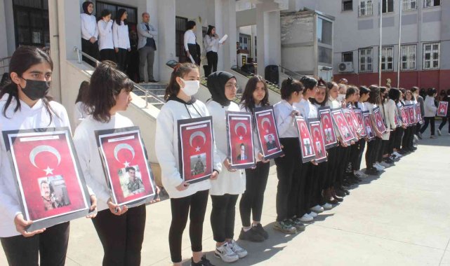 Şehitlerin fotoğraflarını taşıdılar