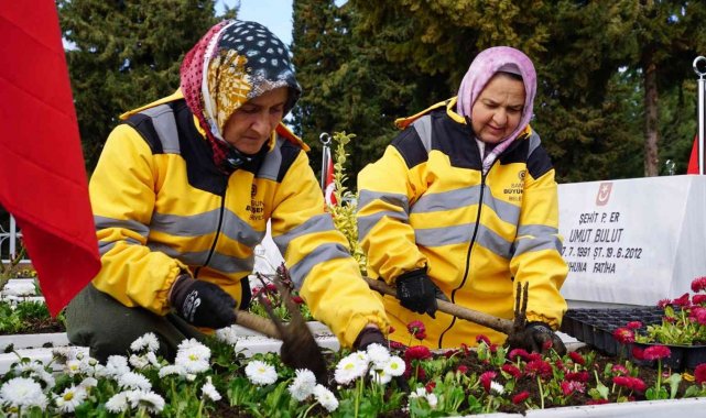 Şehitliklere 18 Mart&#039;a özel 1915 çiçek