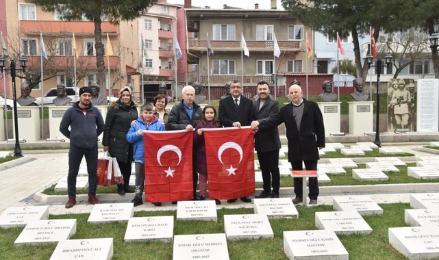 Şehitlikte taşları kardan temizleyen çocuklar: &quot;Şehitlerimizin ismi hep okunsun, silinmesin istedik&quot;