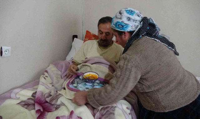 Sekeli hastası eşine 3 yıldır gözü gibi bakıyor