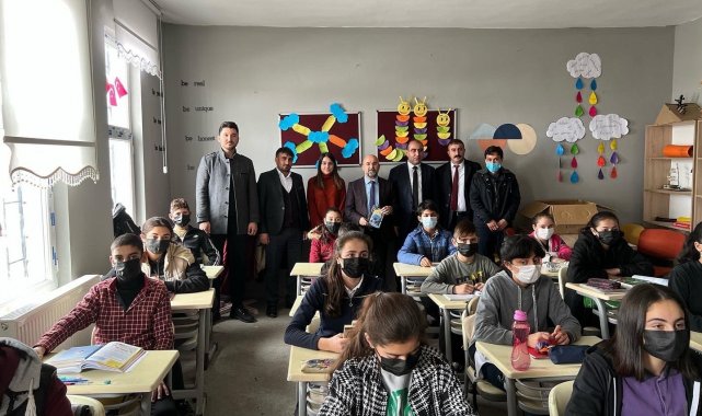 Selim Belediyesi'den okullara kitap desteği