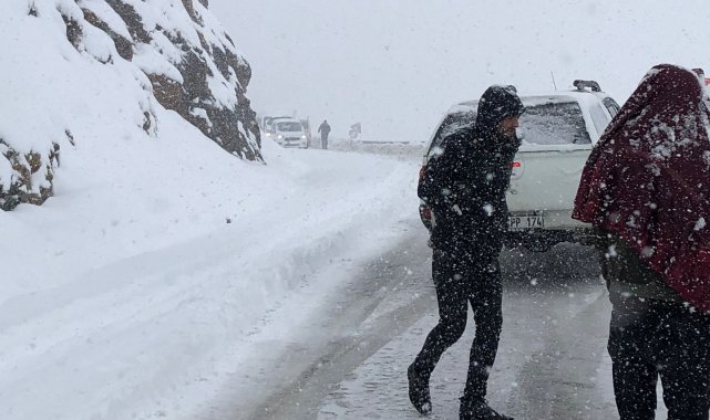 Şemdinli yolu yoğun kar yağışı nedeniyle ulaşıma kapandı