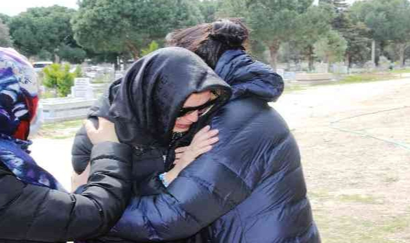 Seray Sever, gözyaşları içerisinde babasına veda etti