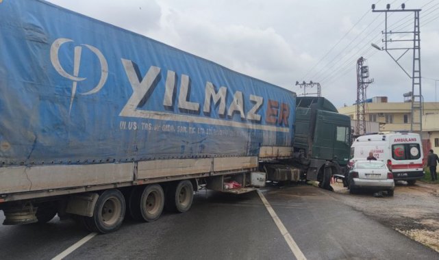 Şerit değiştiren tır otomobile çarptı: 1 yaralı