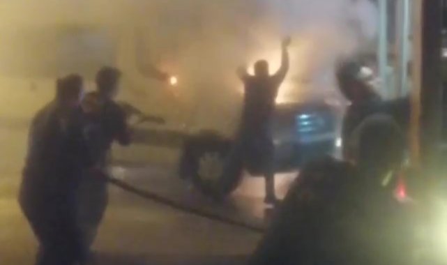 Servis minibüsü alev alev yandı