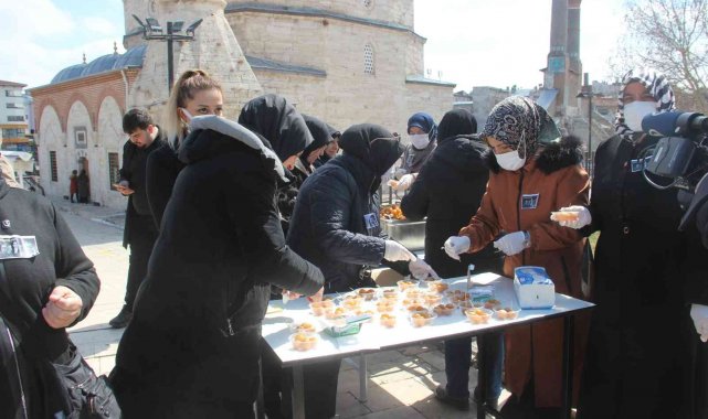 Sevenleri Yazıcıoğlu için lokma dağıttı