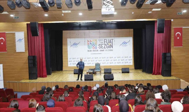 Sevilen Edebiyatçı Tarık Tufan Sultangazi&#039;de gençlerle buluştu