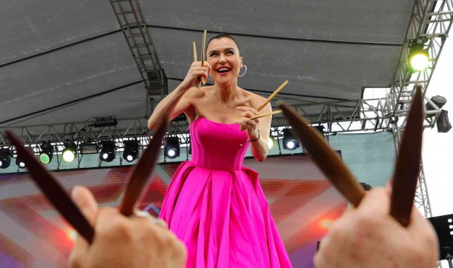 Şevval Sam, Kadınlar Günü'de Mersin'de sahne aldı