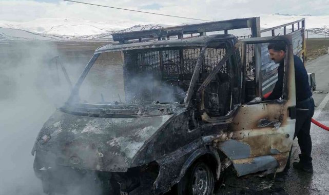 Seyir halindeki kamyonet alev alev yandı