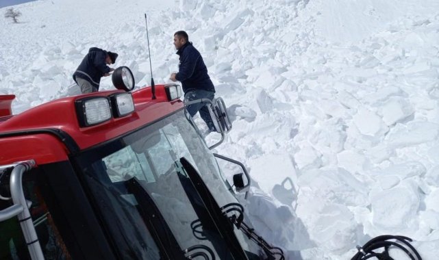 Seyir halindeki snowtrackın üzerine çığ düşme anı kameraya yansıdı