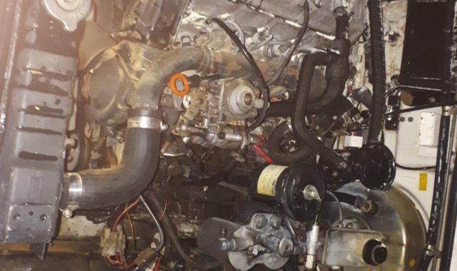 Seyir halindeyken yanan kamyonet kullanılamaz hale geldi