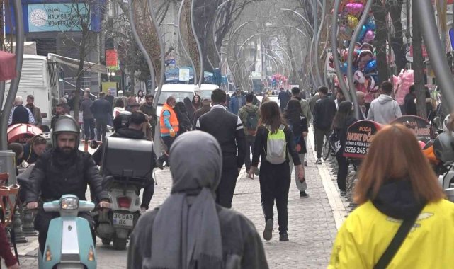 Sıcak havayı fırsat bilen Yalovalılar soluğu sokakta aldı